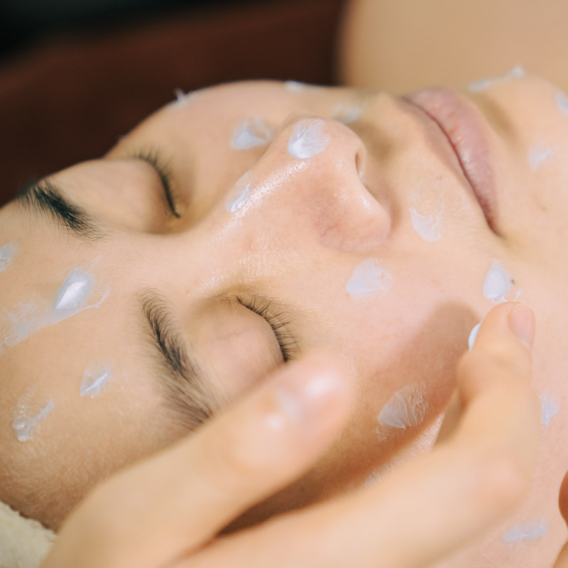 Việc hiểu rõ và áp dụng những bí quyết chăm sóc da khô mùa đông sẽ giúp bạn giữ gìn làn da mềm mại, mịn màng trong suốt mùa lạnh.