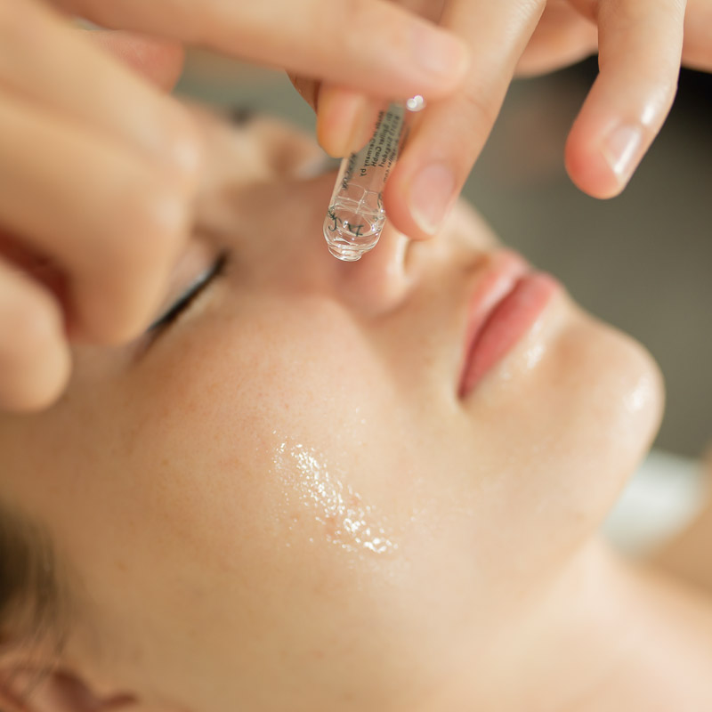 Skinlab là một thương hiệu uy tín chuyên cung cấp các sản phẩm dưỡng da chuyên biệt