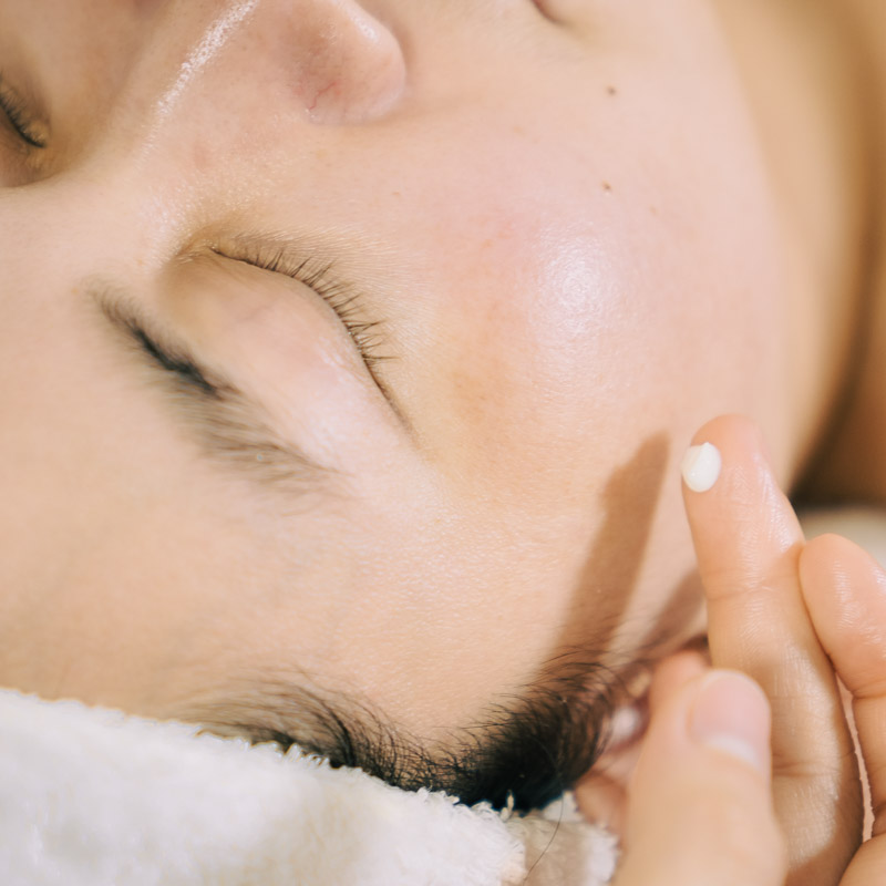 Skinlab tư vấn khách hàng dùng các sản phẩm dưỡng tại nhà có nguồn gốc chuẩn mực,