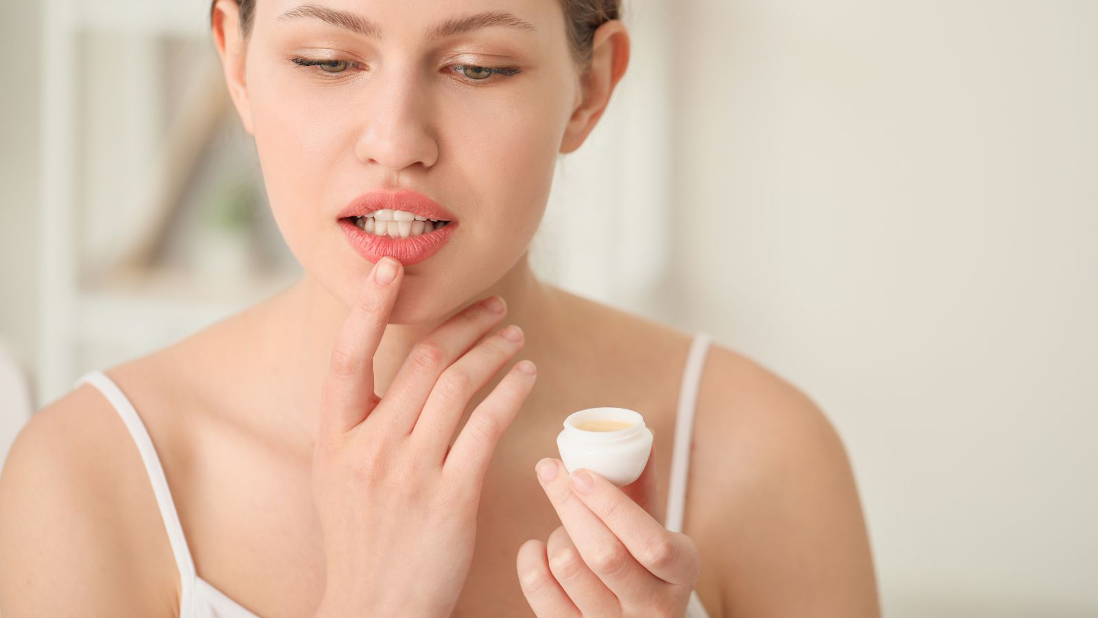 Tẩy tế bào chết cho môi giúp loại bỏ lớp da khô, bong tróc, hỗ trợ cho việc hấp thụ dưỡng chất từ son dưỡng hiệu quả hơn