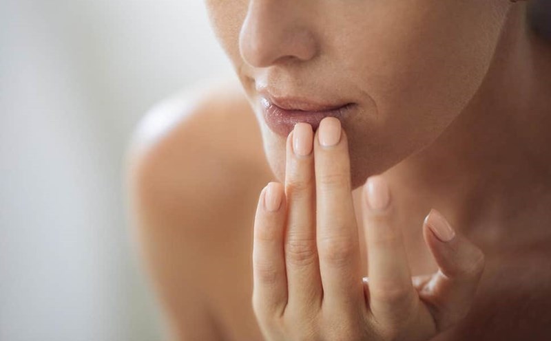 Môi vốn dĩ thiếu tuyến bã nhờn nên rất dễ mất lớp màng bảo vệ khiến các yếu tố bên ngoài tác động tiêu cực đến da