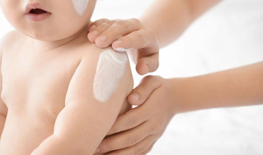 Chăm sóc da trẻ em mùa đông không chỉ là dưỡng da ngoài mà còn phải chú ý đến việc bổ sung dinh dưỡng đầy đủ