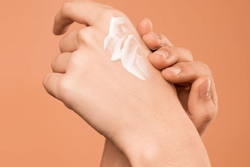 Ưu tiên các loại kem hoặc dưỡng ẩm có thành phần thiên nhiên an toàn, không gây kích ứng.