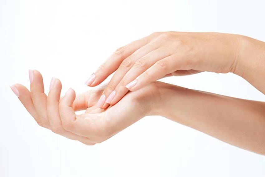 Giữ cho tay tránh xa các tác nhân cơ học như cọ xát hay tiếp xúc nhiều với nước nóng cũng góp phần duy trì độ khỏe mạnh của làn da.