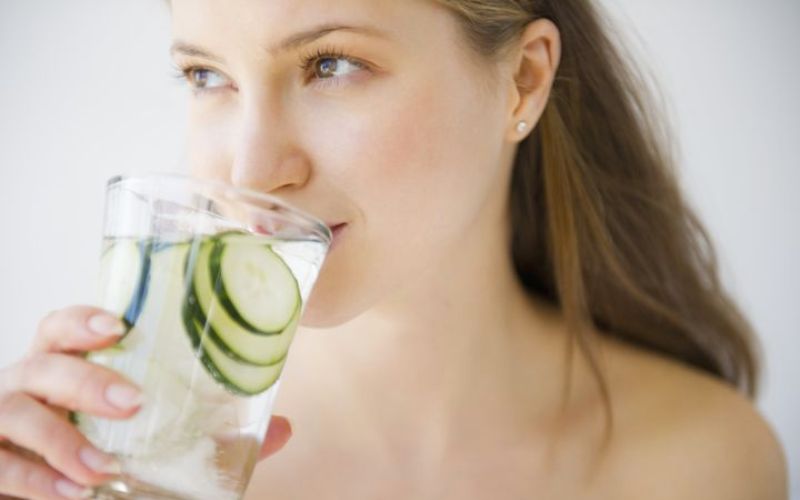 Mùa đông với thời tiết hanh khô là nguyên nhân chính khiến da dễ bị mất độ ẩm tự nhiên và trở nên khô ráp, nứt nẻ khó chịu.