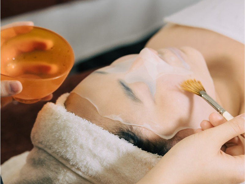 Tại spa collagen trẻ hóa da tại Hà Nội, liệu trình chăm sóc da thường bắt đầu bằng việc tư vấn và soi da kỹ càng để xác định hiện trạng