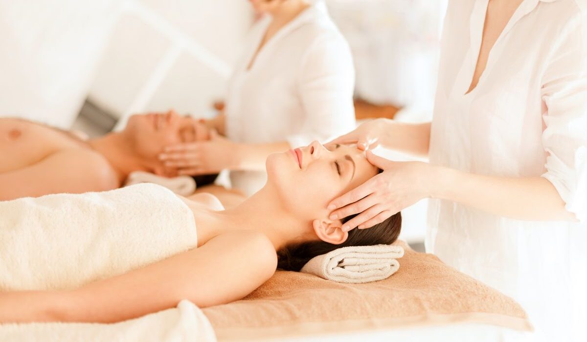 Các kỹ thuật viên Skinlab đồng thời chú ý đến sự thư giãn tâm lý để mang đến trải nghiệm tổng thể cân bằng và tăng cường sức khỏe lâu dài.