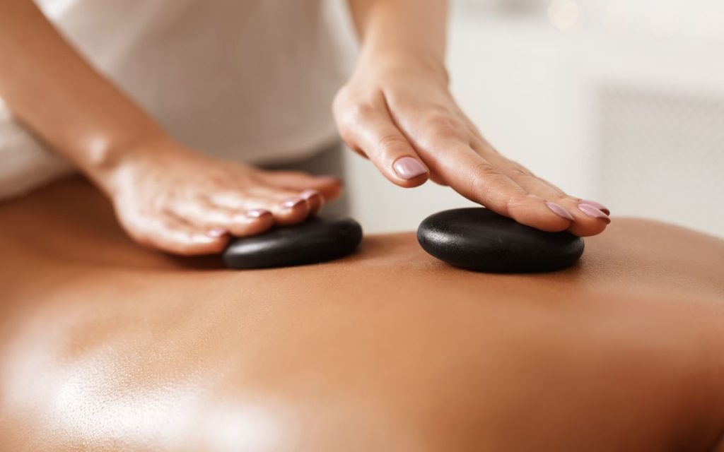 Spa massage đá nóng giúp giảm stress ở Hà Nội ngày càng được nhiều người tìm kiếm và lựa chọn.