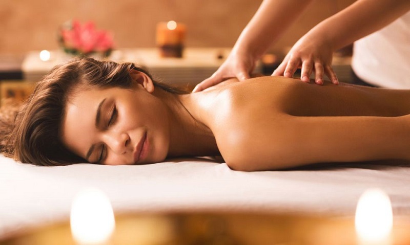 Spa massage kiểu Thái giá hợp lý còn giúp giảm nhanh các cơn đau mỏi cột sống, cổ vai gáy và tạo cảm giác sảng khoái tinh thần