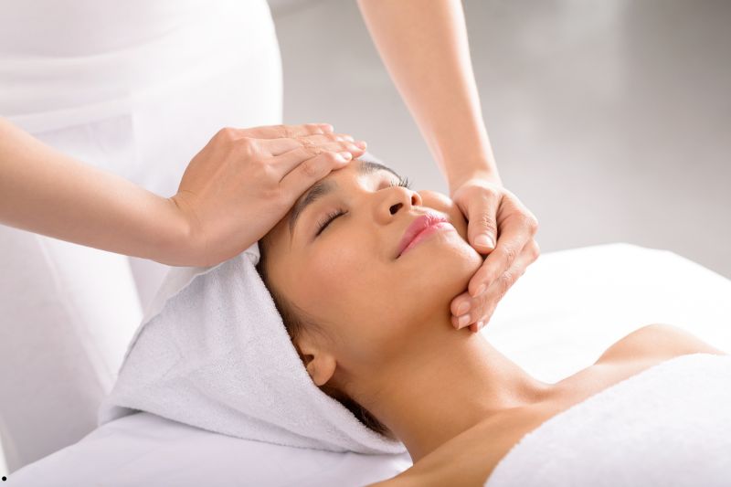 Spa kiểu Nhật nổi bật bởi sự kết hợp hài hòa giữa truyền thống dưỡng sinh và kỹ thuật chăm sóc hiện đại. Một số đặc điểm nhận diện dễ thấy gồm