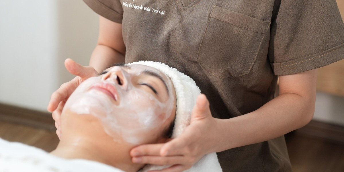 Sau khi tư vấn, khách hàng sẽ được tiến hành làm sạch sâu và chuẩn bị da an toàn trước khi laser tác động.