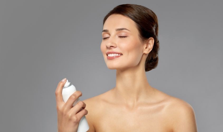 Xịt khoáng cho da mùa đông hoạt động hiệu quả nhờ cung cấp nước và các khoáng chất tự nhiên giúp làm dịu da ngay lập tức.