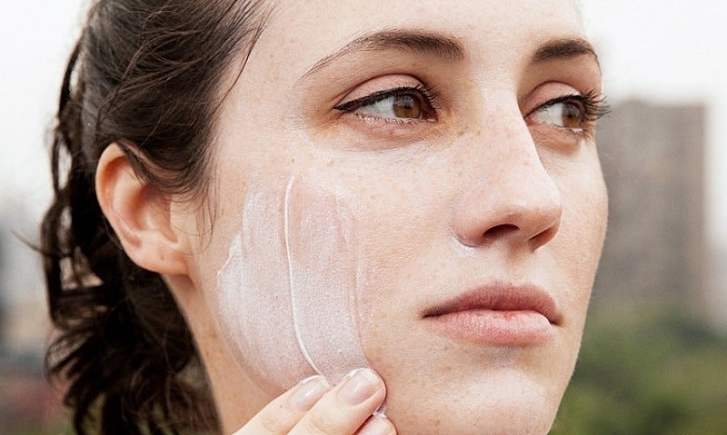 bảo vệ da khỏi tia UV giao mùa trở nên vô cùng quan trọng