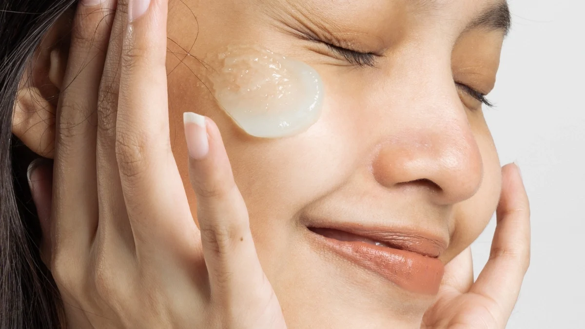 Trong giai đoạn giao mùa, làn da thường nhạy cảm và dễ bị tổn thương do thay đổi thời tiết thất thường.