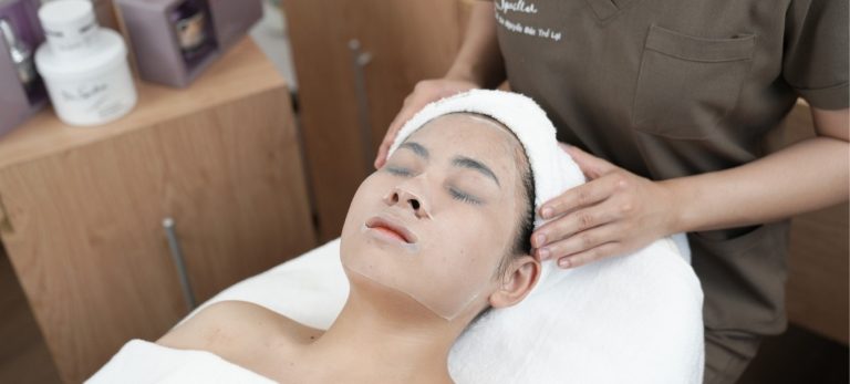 Các bước skincare giao mùa chính là chọn các sản phẩm chăm sóc phù hợp với từng độ tuổi