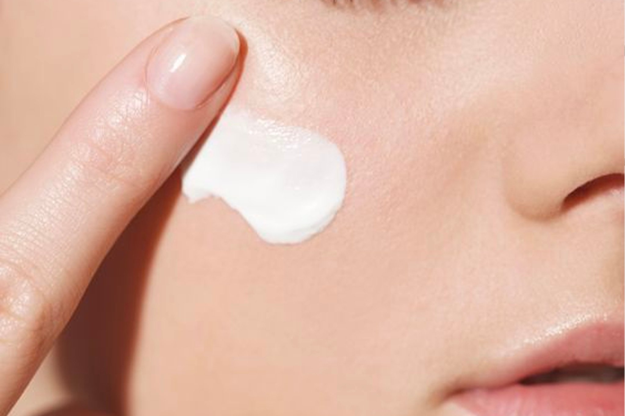 Biết cách cấp ẩm cho da mùa thu trở thành điều quan trọng để duy trì làn da mịn màng và khỏe mạnh