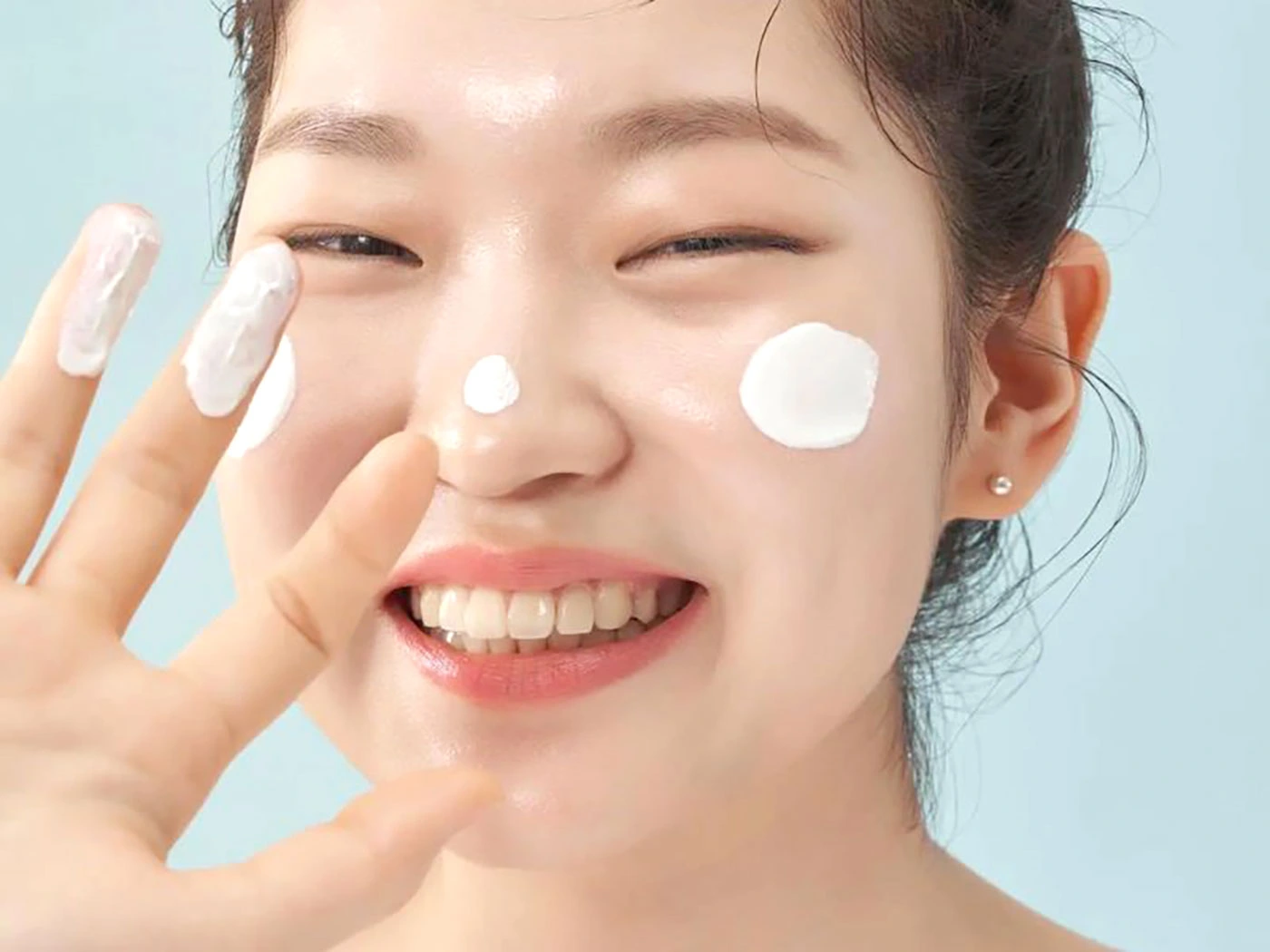 Cách chọn kem chống nắng cho da nhạy cảm mùa đông luôn đòi hỏi sự cân nhắc kỹ càng về thành phần