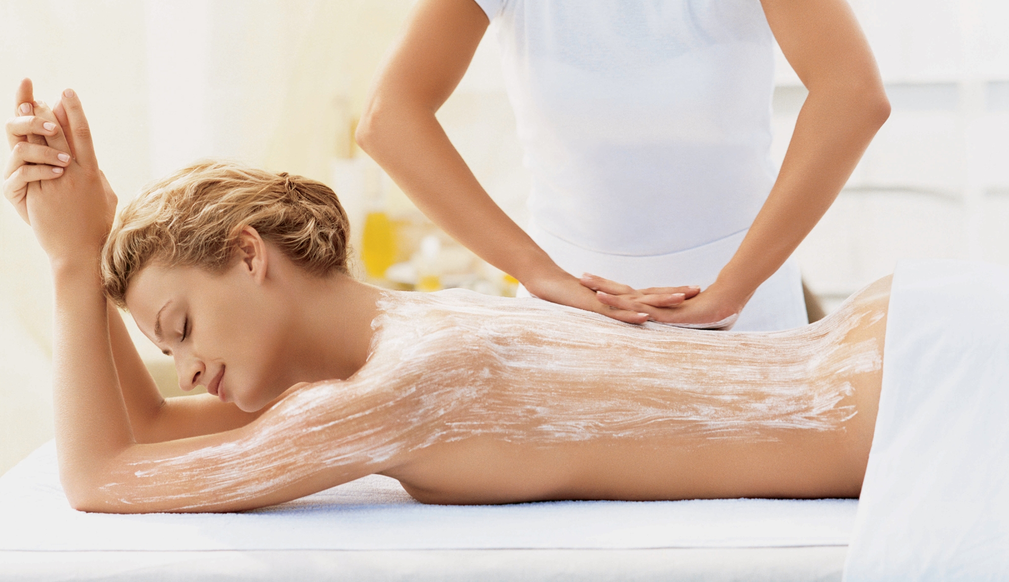 Chăm sóc da body giao mùa - Bí quyết cho làn da tràn đầy sức sống