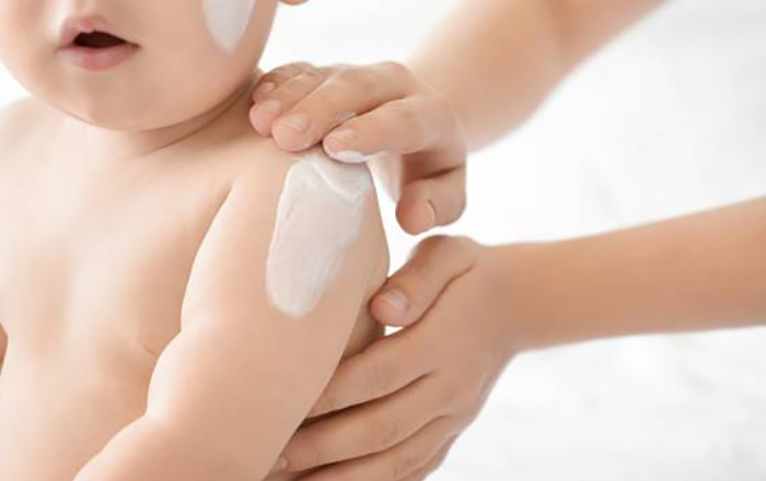 chăm sóc da cho bé mùa thu trở nên vô cùng quan trọng nhằm bảo vệ da khỏi tình trạng khô ráp, nứt nẻ và gây khó chịu cho bé.