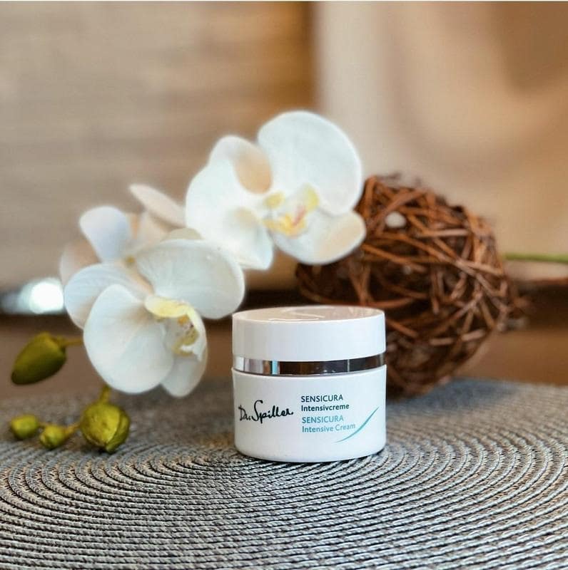 Xây dựng chu trình chăm sóc da kỹ lưỡng và phù hợp giúp hỗ trợ tối đa trong công cuộc chăm sóc da dễ kích ứng khi giao mùa