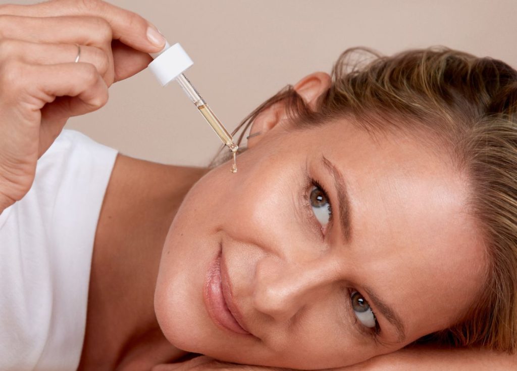 Chống lão hóa mùa thu cho tuổi trung niên trở thành yếu tố then chốt giúp bảo vệ và duy trì sức sống của làn da trong giai đoạn này