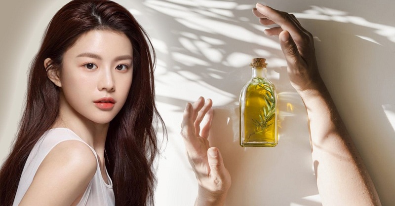 Dầu dưỡng da mùa thu góp phần giúp bổ sung độ ẩm mất đi