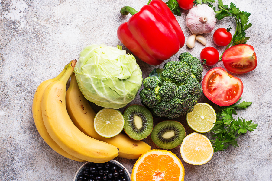 Các loại cá như cá hồi, cá thu, và cá mòi là nguồn omega-3 dồi dào giúp tăng cường sự đàn hồi và mềm mịn của da