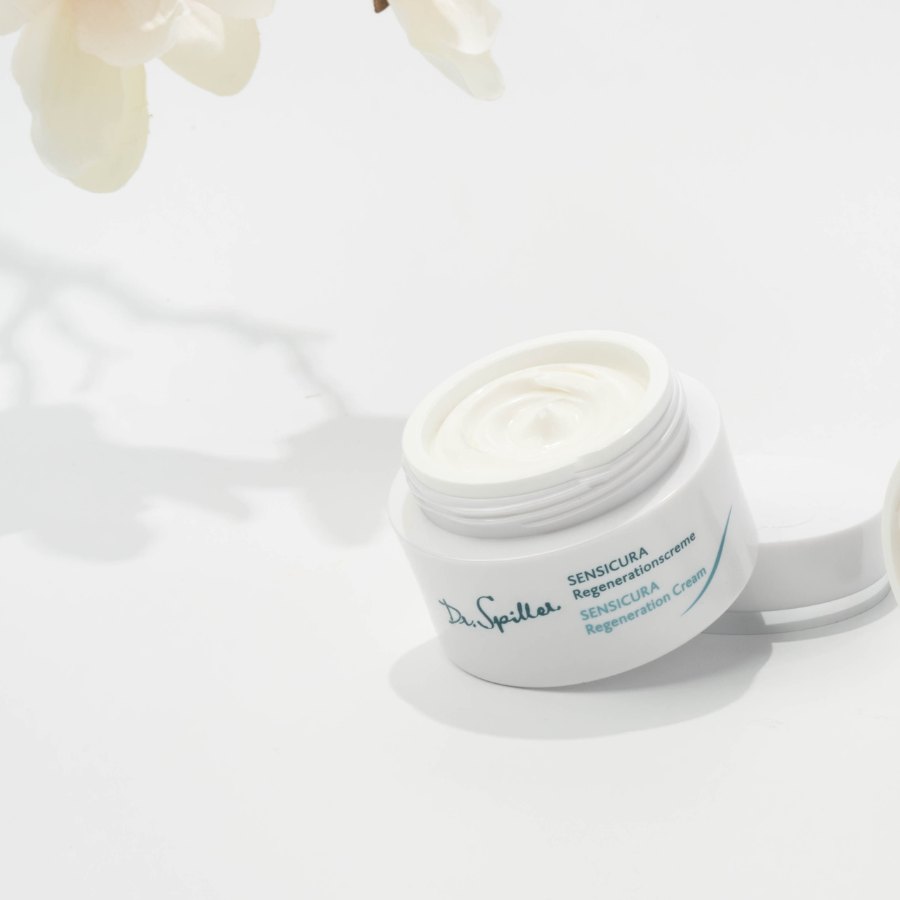 Lựa chọn kem dưỡng ẩm phù hợp chính là chìa khóa giữ gìn sự mềm mại và căng mọng cho da.