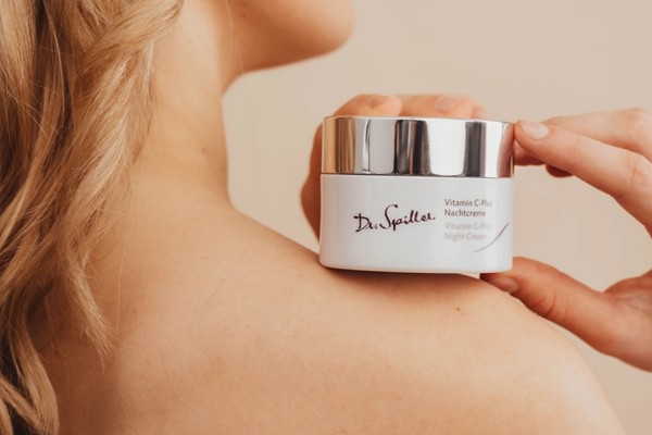 Trong số các sản phẩm dưỡng da, kem dưỡng ban đêm giao mùa đóng vai trò không thể thiếu.