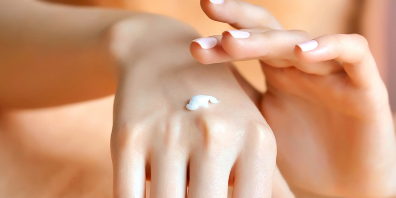 Kem dưỡng da tay mùa thu không chỉ giúp bổ sung độ ẩm cần thiết mà còn làm giảm nguy cơ da khô nứt