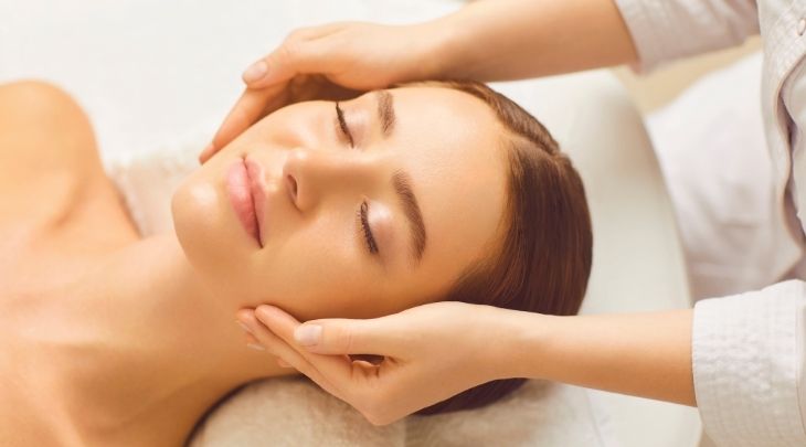 Massage mặt mùa thu chỉ thực sự phát huy công dụng khi áp dụng đúng quy trình và sản phẩm dưỡng da chất lượng