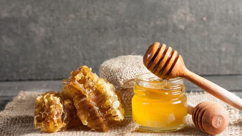 Mật ong dưỡng da mùa thu rất được yêu thích nhờ khả năng dưỡng ẩm và chăm sóc da hiệu quả.
