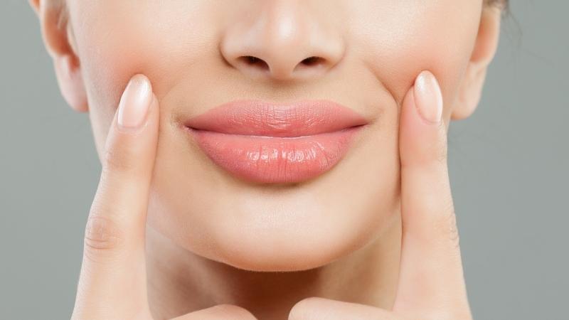 Chăm sóc và duy trì đôi môi mềm mịn đặc biệt quan trọng khi mùa thu đến, bởi thời tiết hanh khô rất dễ gây ra môi khô nứt mùa thu.