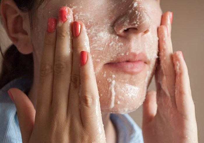 Biện pháp chăm sóc và ngăn ngừa mụn ẩn vào mùa thu