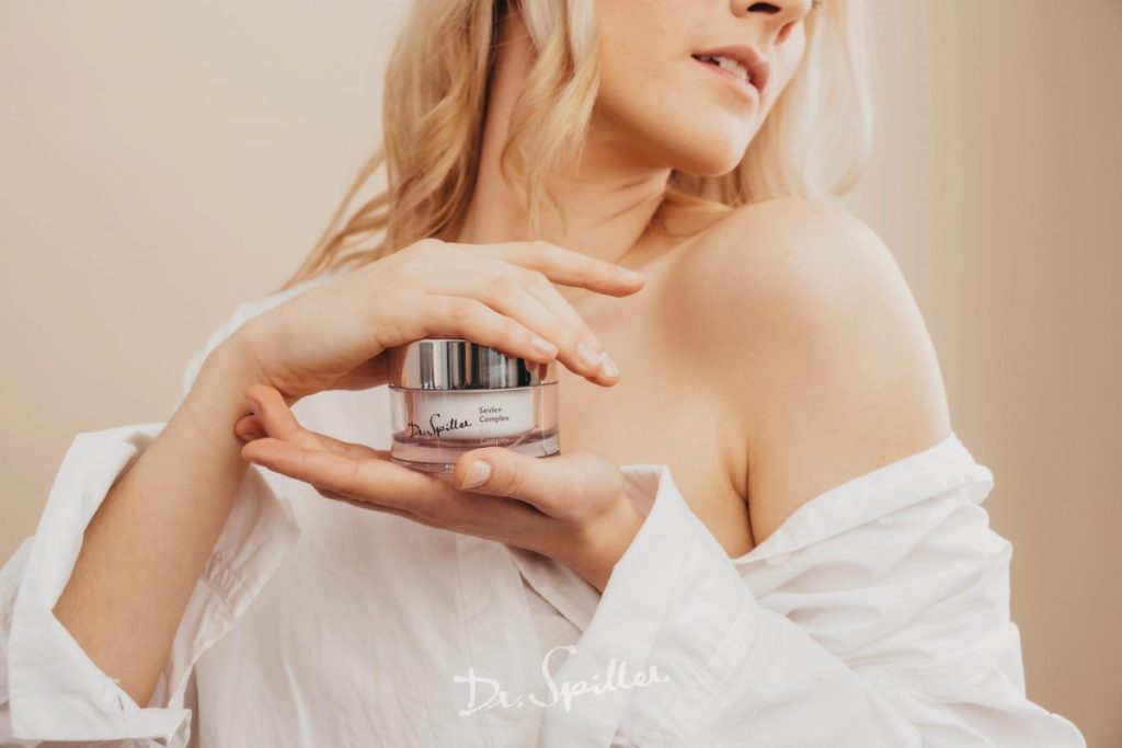 mỹ phẩm an toàn đóng vai trò quan trọng trong việc bảo vệ làn da và sức khỏe người sử dụng