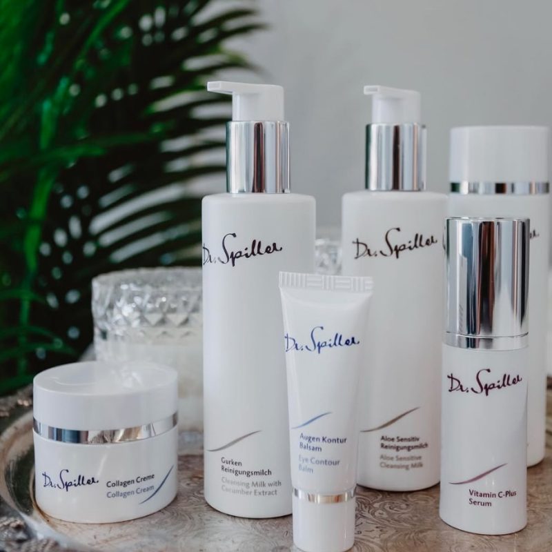 mỹ phẩm hữu cơ sử dụng nguyên liệu từ thiên nhiên, không chứa hóa chất độc hại, giúp chăm sóc da một cách nhẹ nhàng và an toàn.