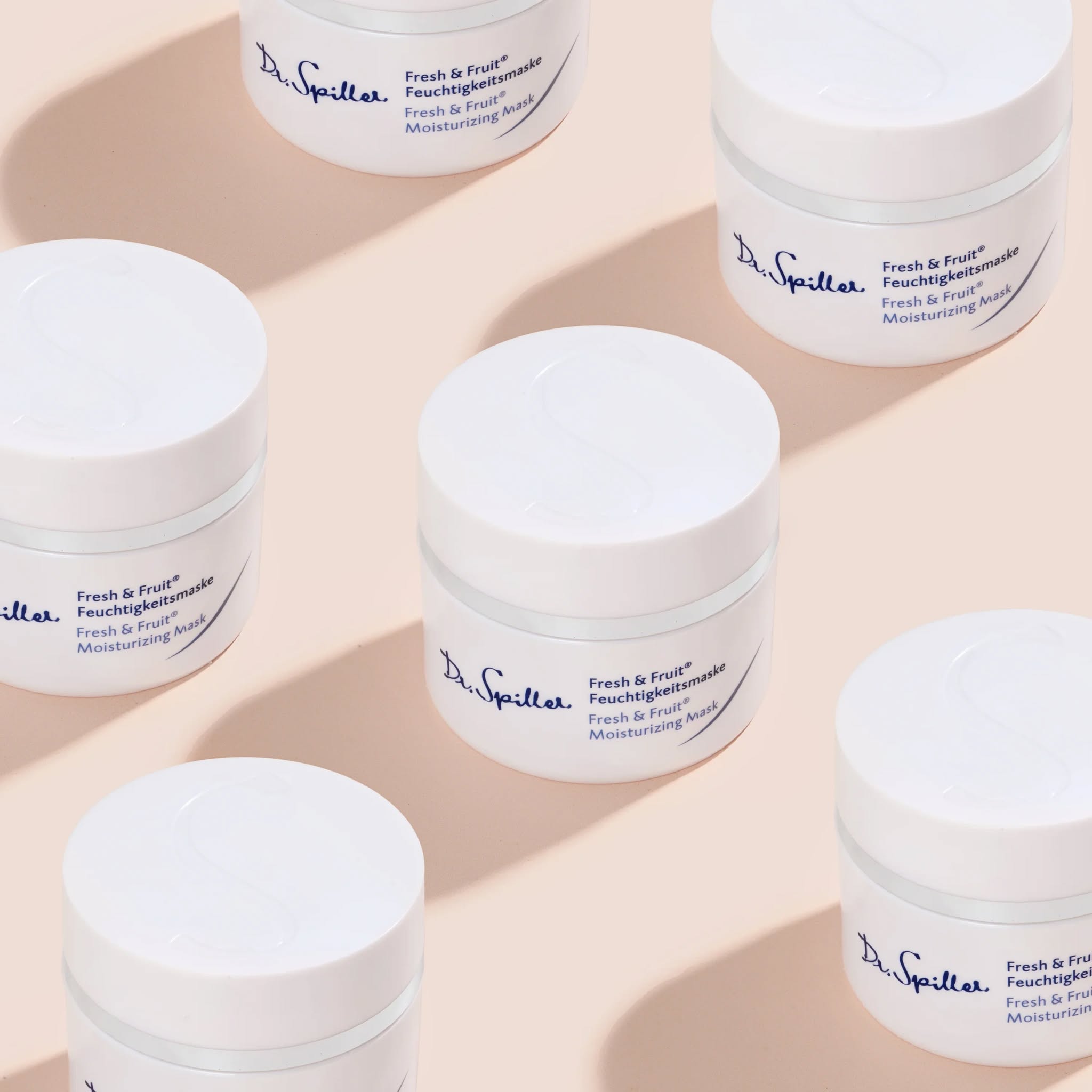 Mỹ phẩm sinh học dưỡng ẩm mang lại sự lành tính vượt trội so với các loại mỹ phẩm truyền thống sử dụng nhiều hóa chất tổng hợp