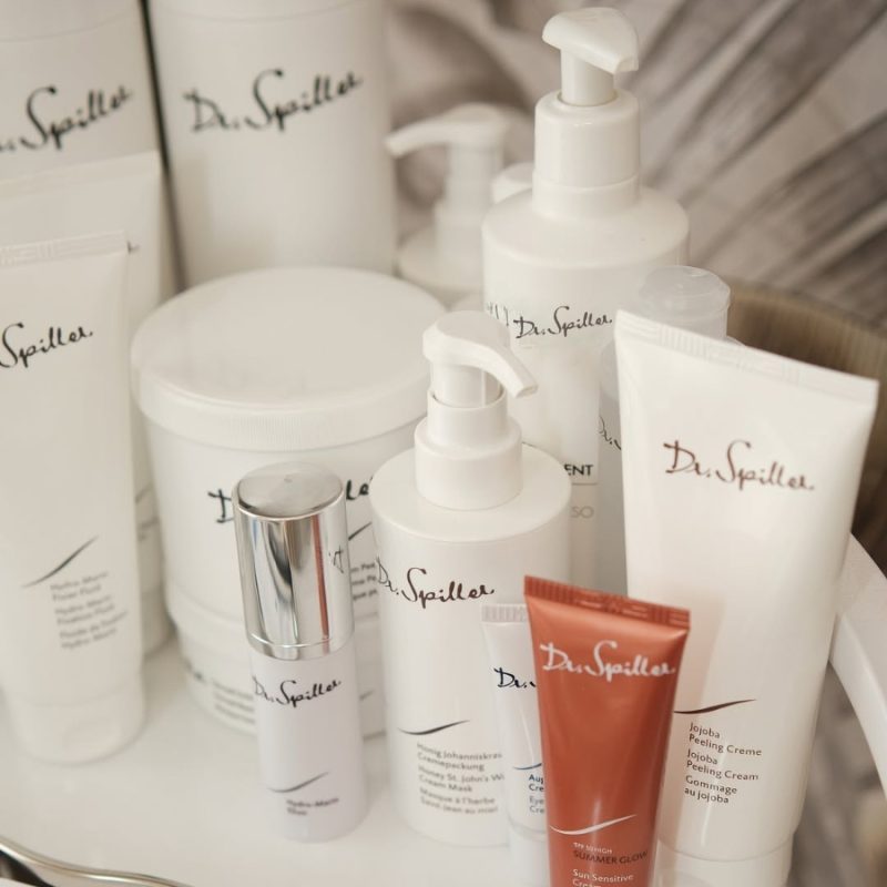 Để đạt hiệu quả tối ưu khi sử dụng mỹ phẩm spa cho da dầu, bước làm sạch da là vô cùng quan trọng.