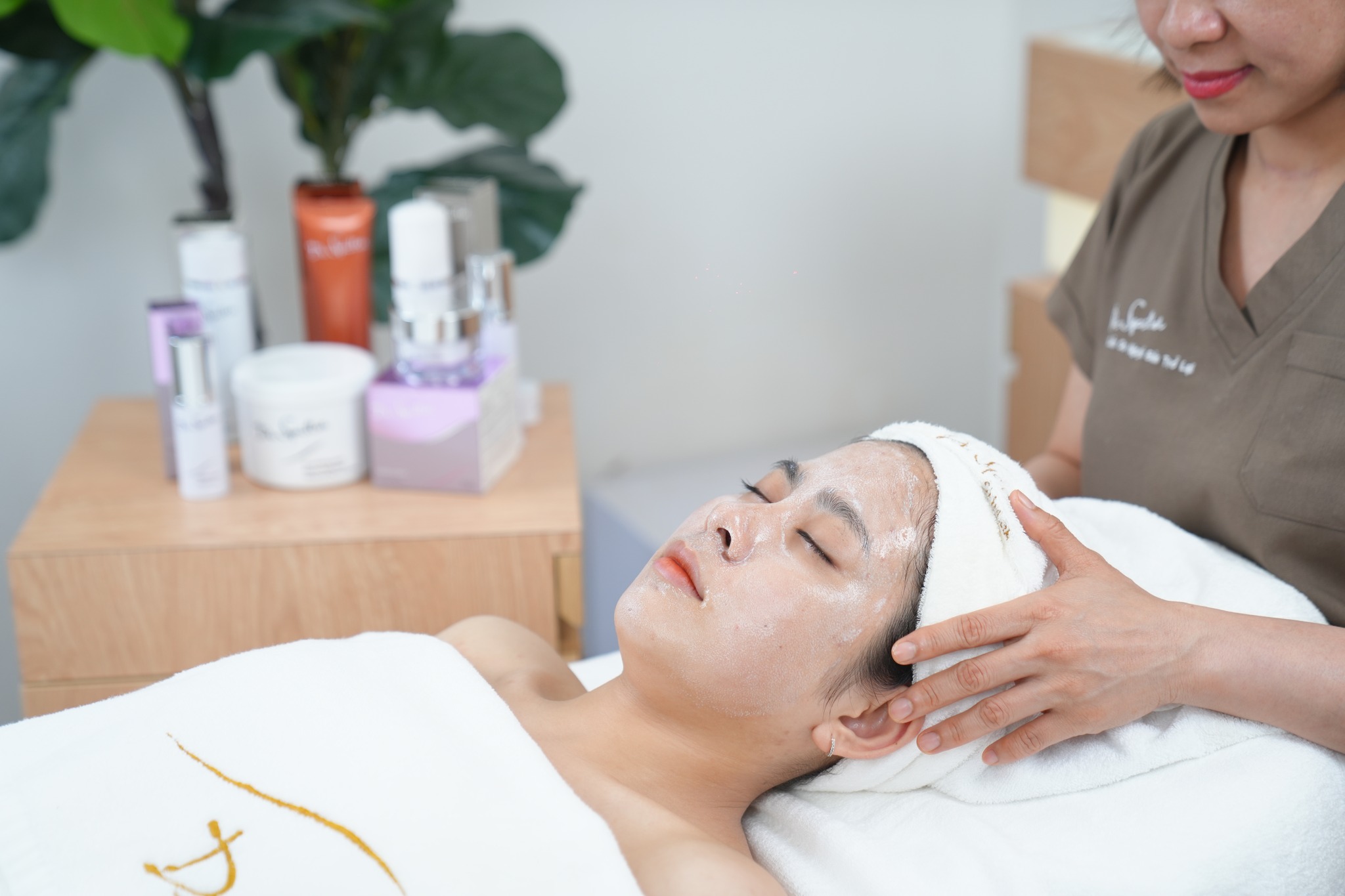 Mỹ phẩm spa Việt Nam đóng vai trò thiết yếu trong việc chăm sóc và bảo vệ làn da trước các tác động tiêu cực của môi trường và lão hóa