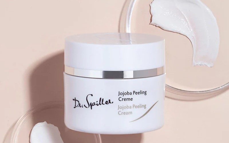 Sử dụng mỹ phẩm tẩy tế bào chết spa chính là bước khởi đầu quan trọng để chăm sóc và duy trì làn da khỏe đẹp