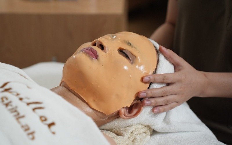 Khi lựa chọn mỹ phẩm trị mụn spa, bạn cần ưu tiên sản phẩm có thành phần an toàn, lành tính