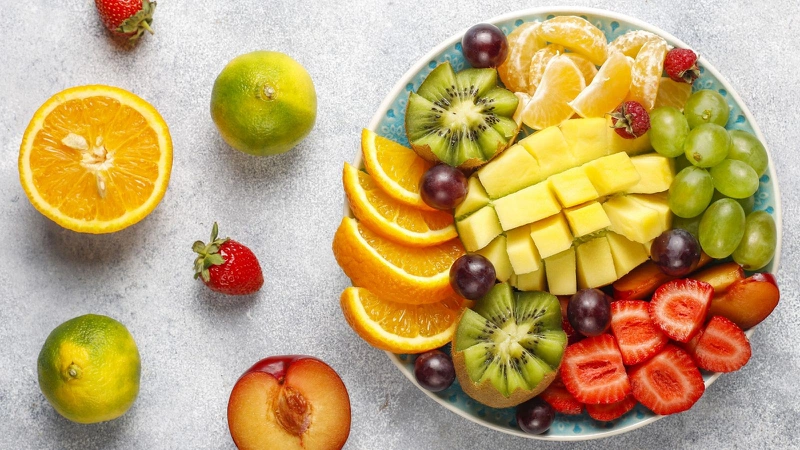 Kết hợp ăn nhiều trái cây với uống đủ nước mỗi ngày giúp duy trì độ ẩm và độ đàn hồi tự nhiên cho da.