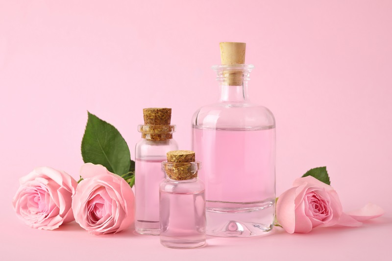 Những lưu ý quan trọng khi sử dụng nước hoa hồng tự nhiên mùa thu