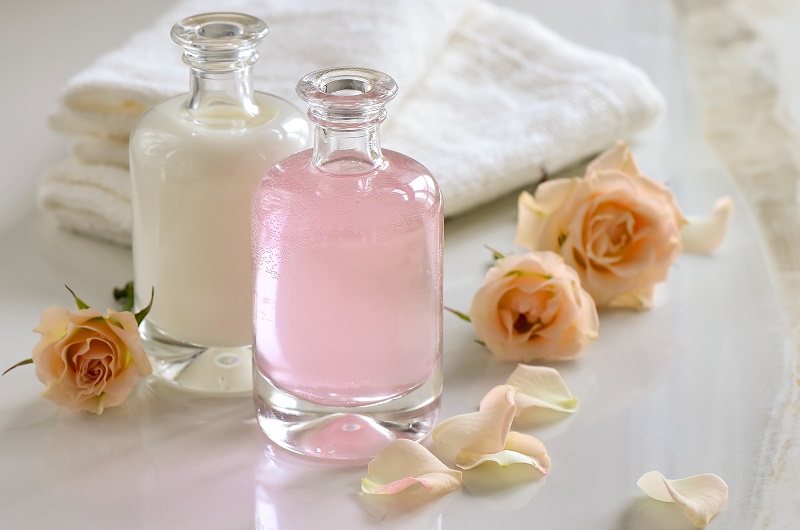 Nước hoa hồng tự nhiên mùa thu được xem là một giải pháp ưu việt vì khả năng cung cấp độ ẩm