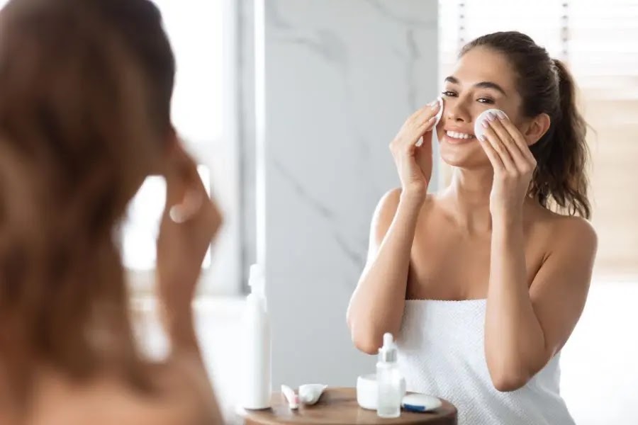 Làm sạch da - bước đầu tiên trong quy trình skincare buổi sáng cho da khô mùa thu