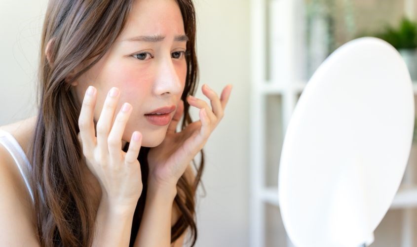 Một sản phẩm dưỡng ẩm phù hợp không chỉ giúp duy trì độ ẩm mà còn bảo vệ da khỏi các tác nhân gây hại từ môi trường thay đổi đột ngột.