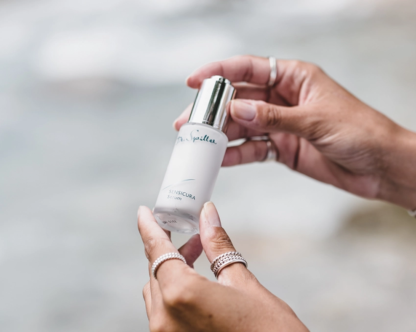 Serum dưỡng ẩm giao mùa được xem như người bạn đồng hành không thể thiếu giúp duy trì trạng thái cân bằng độ ẩm da