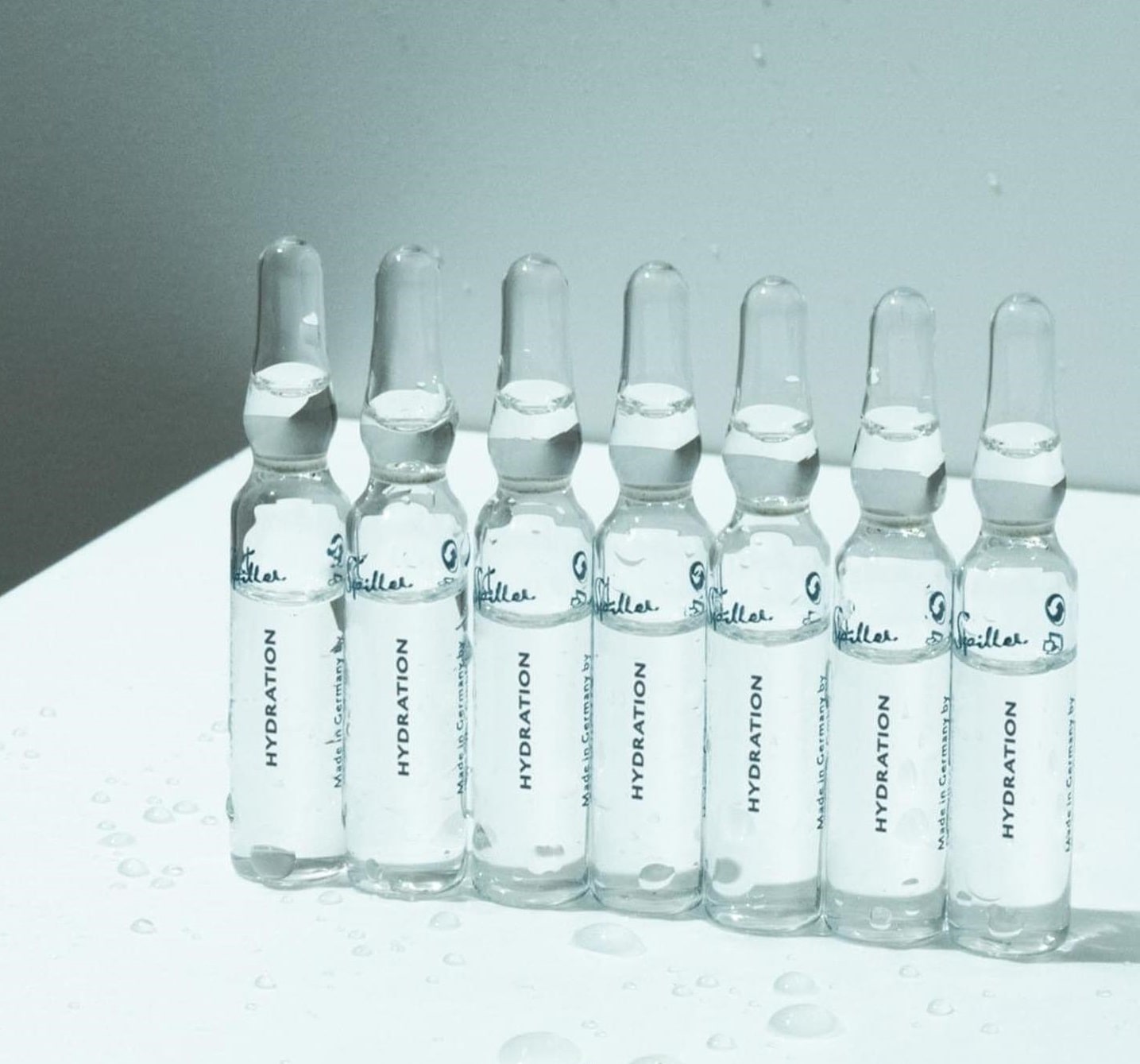 Serum HA (Hyaluronic Acid) là một loại tinh chất dưỡng da có khả năng giữ ẩm vượt trội.