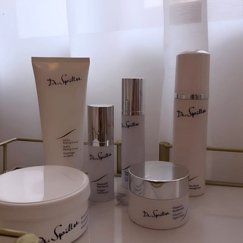 Set mỹ phẩm spa chuyên nghiệp là yếu tố không thể thiếu giúp các spa nâng cao chất lượng dịch vụ chăm sóc da.