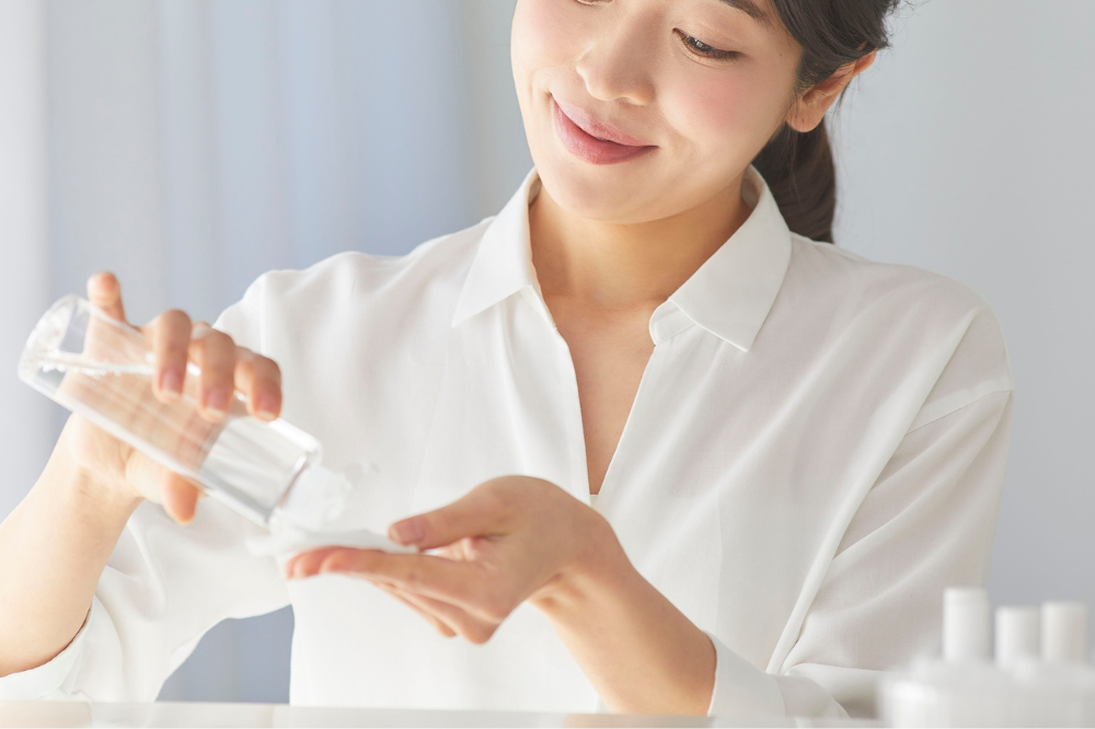 Skincare đơn giản cho da nhạy cảm khi giao mùa không chỉ là dùng sản phẩm phù hợp mà còn cần điều chỉnh thói quen chăm sóc đúng cách